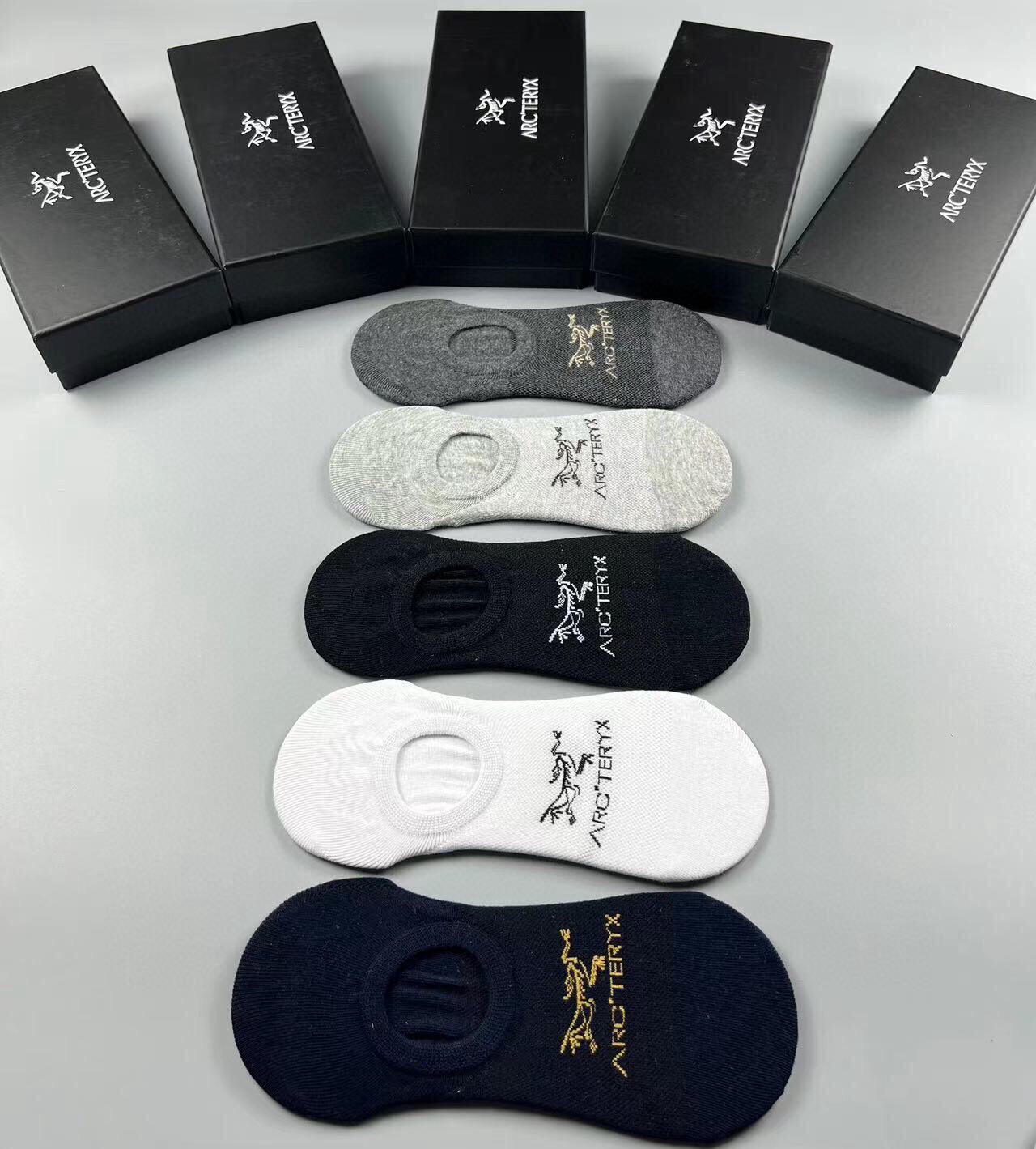 🆕Miumiu · 缪缪❗️缪缪新品女款隐形袜子❗️【一盒五双】提花经典标志，纯棉材质，超舒适超美腻❗️