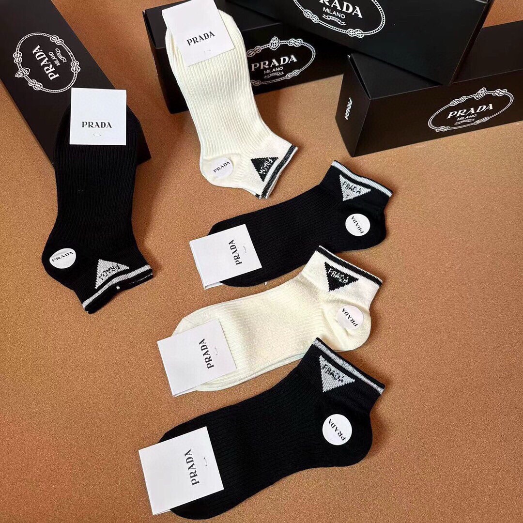 🆕PRADA · 普拉达新品袜子❗️【一盒五双】纯棉材质织造，提花经典标志，柔软舒适，大牌出街，潮人必备