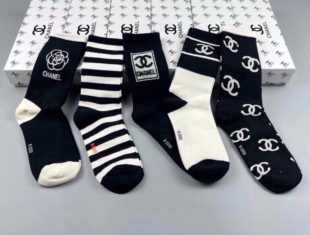 🆕CHANEL · 香奈儿❗️香奶奶家新品女款袜子❗️【一盒五双】纯棉材质，柔软舒适透气，提花经典品牌全