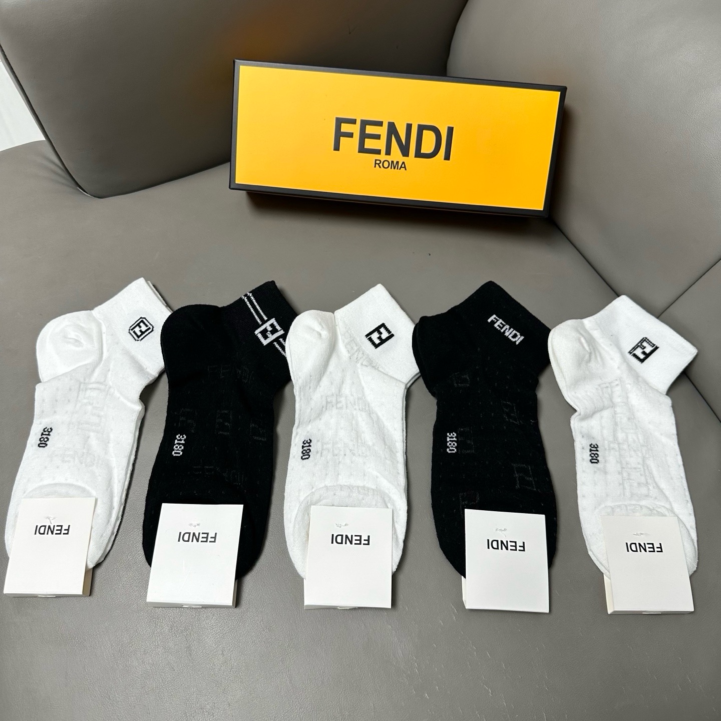 🆕FENDI · 芬迪❗️FF新品女款袜子❗️【一盒五双】提花经典的双F标志，纯棉材质制造，透气舒适，超