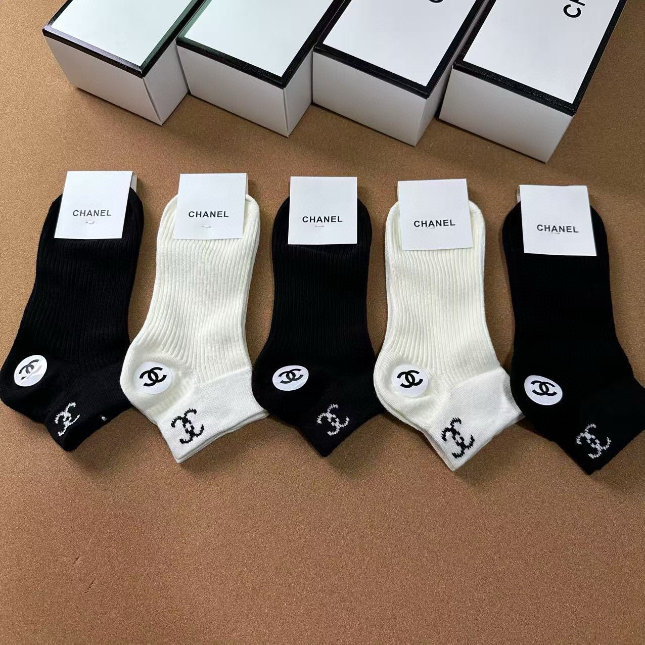 🆕CHANEL · 香奈儿❗️CH新品女款袜子❗️【一盒五双】纯棉材质，提花经典双C标识，炒鸡nice，