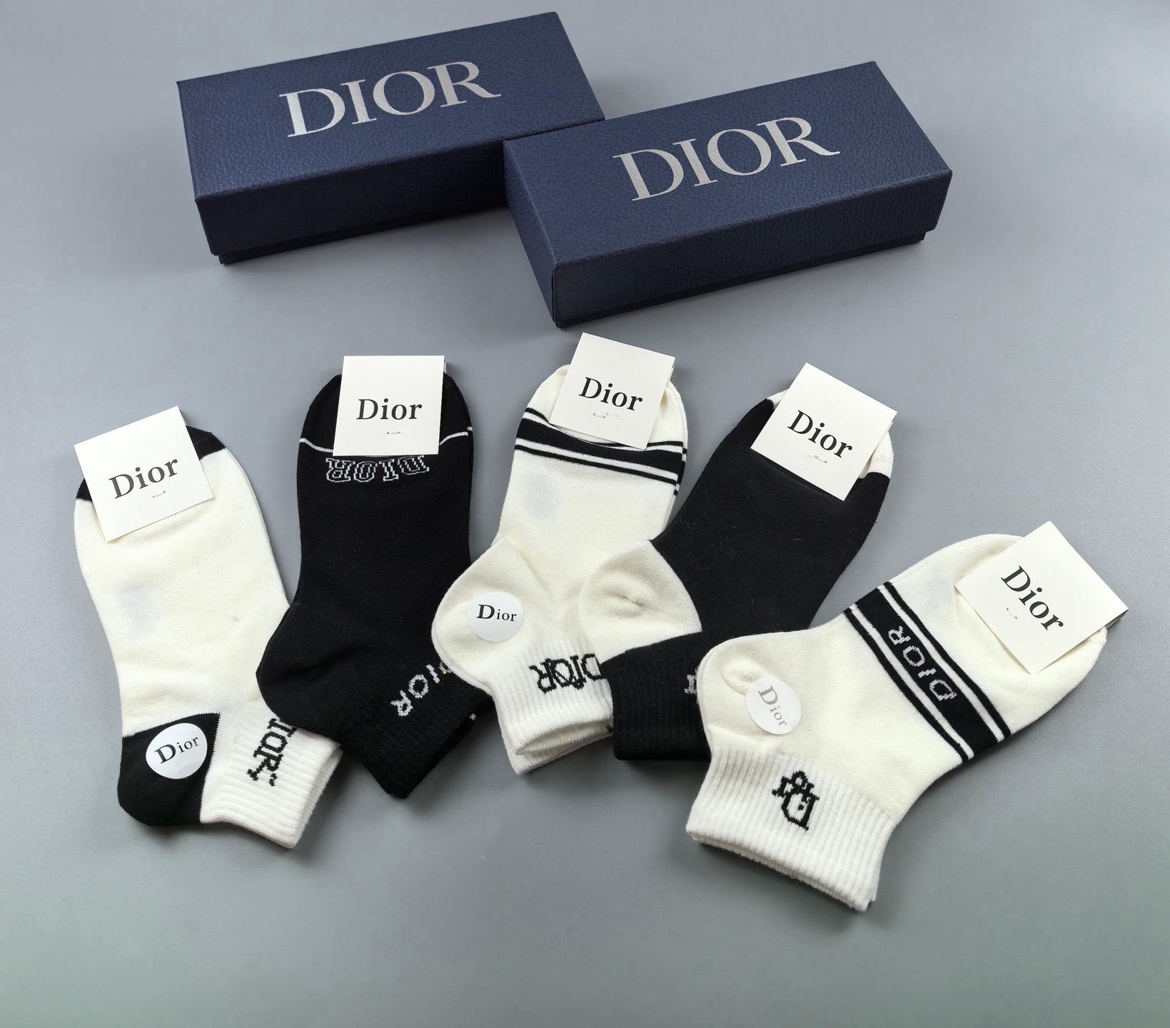 🆕Dior · 迪奥❗️D家新品女款短款袜子❗️【一盒五双】纯棉材质，上脚柔软舒适，经典的D家字母log
