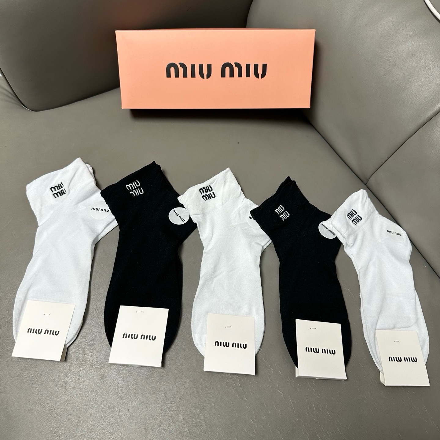 🆕 · Miumiu · ❗️缪缪新品女款袜子❗️【一盒五双】轻薄款，经典miumiu字母刺绣，透气柔软