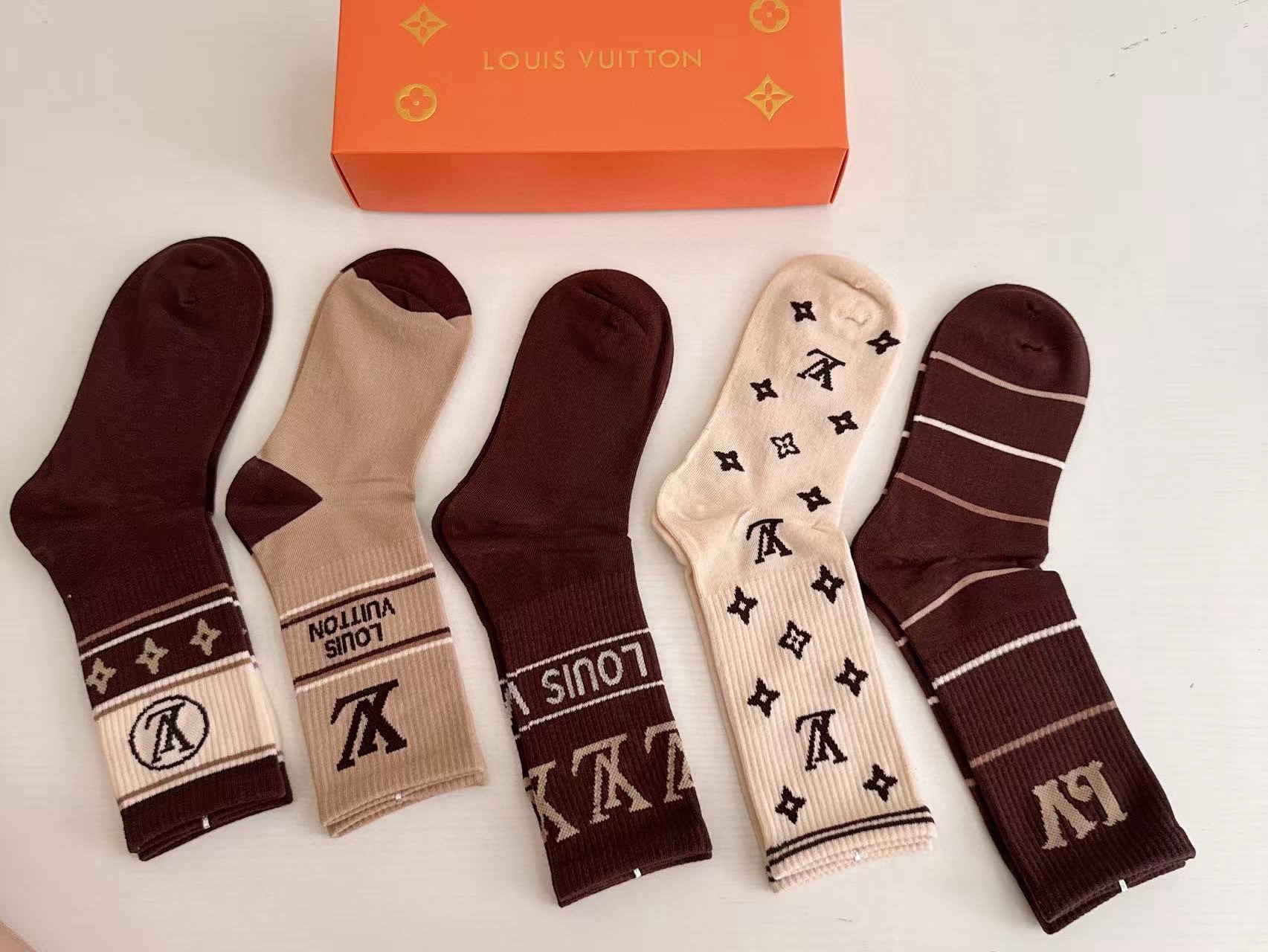 🆕Louis Vuitton · 路易威登❗️驴家新品女款长筒袜子❗️【一盒五双】纯棉材质，提花经典标志