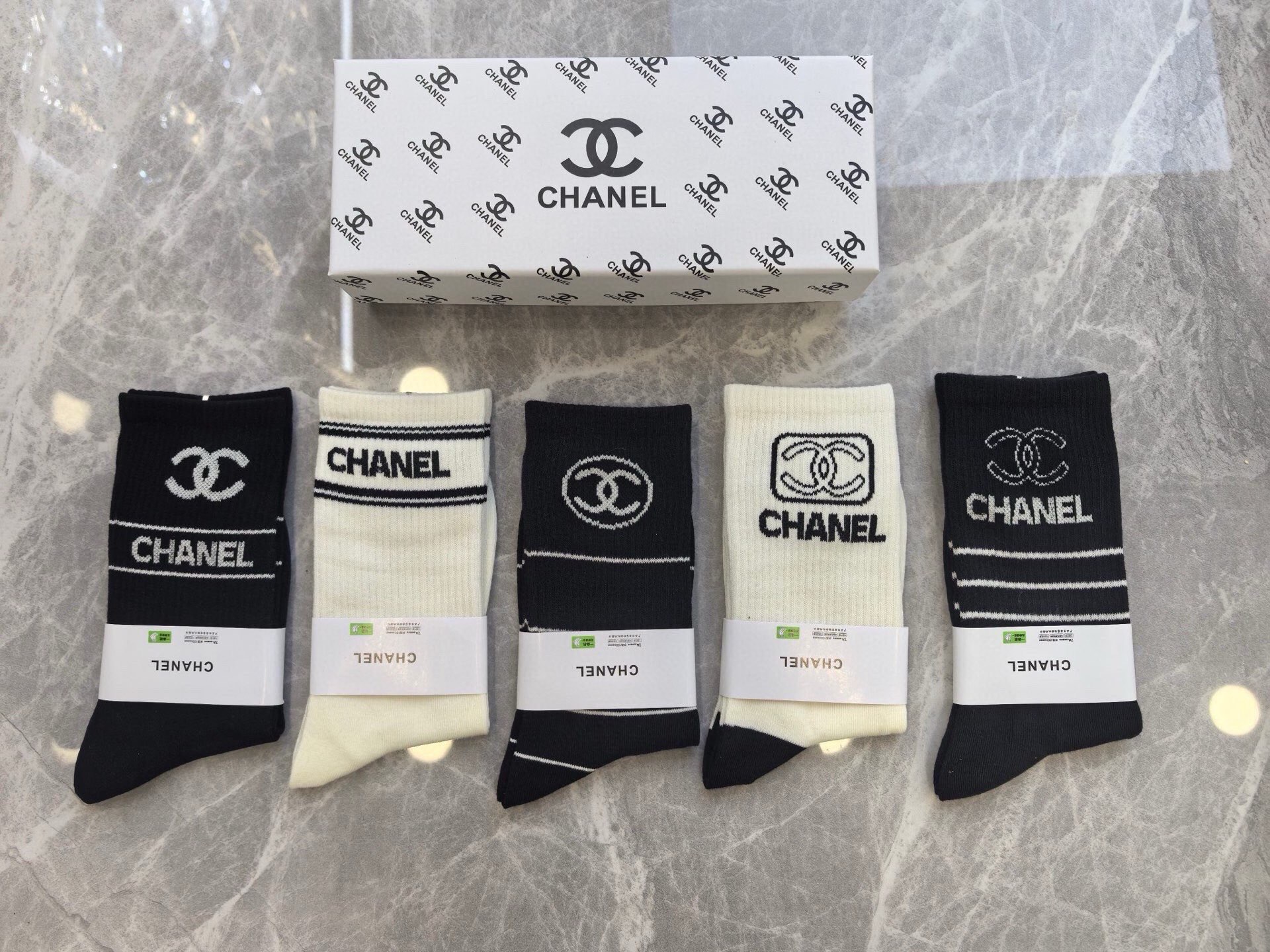 🆕CHANEL · 香奈儿❗️香奶奶家新品女款袜子❗️【一盒五双】纯棉材质，柔软舒适透气，提花经典品牌全