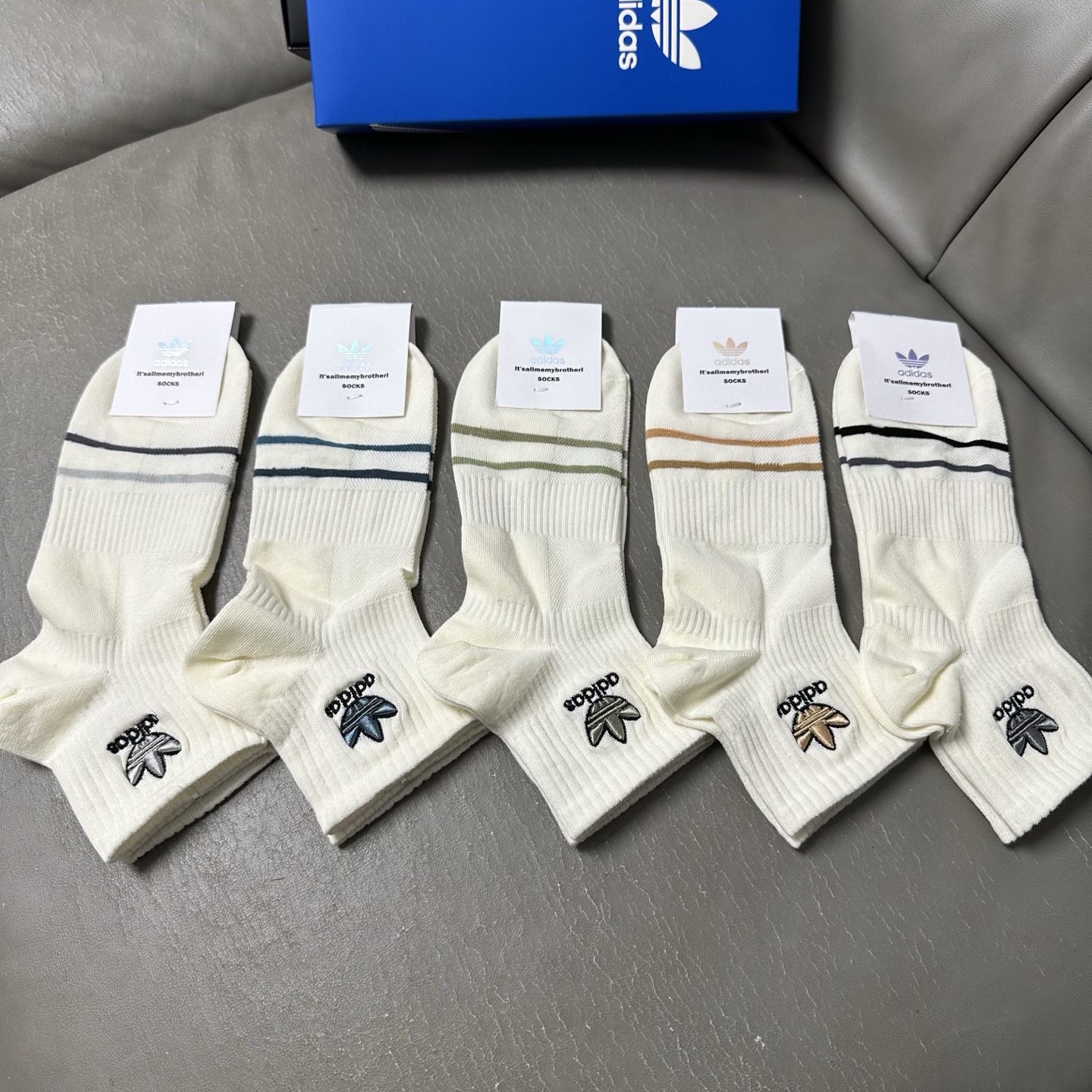 🆕Adidas · 阿迪达斯❗️三叶草新品中筒袜子☘️彩绣经典标志❗️ins今年超火爆元素单品❗️精梳棉