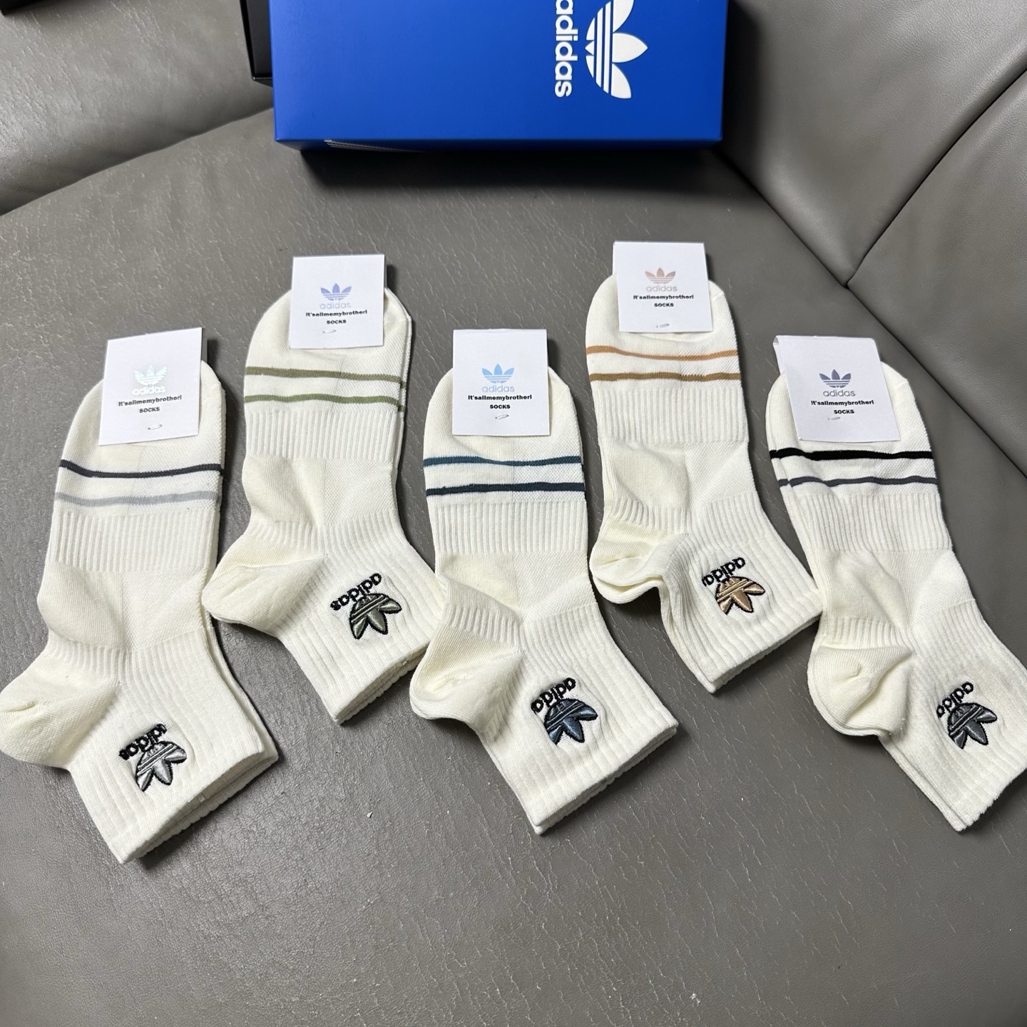 🆕Adidas · 阿迪达斯❗️三叶草新品中筒袜子☘️彩绣经典标志❗️ins今年超火爆元素单品❗️精梳棉