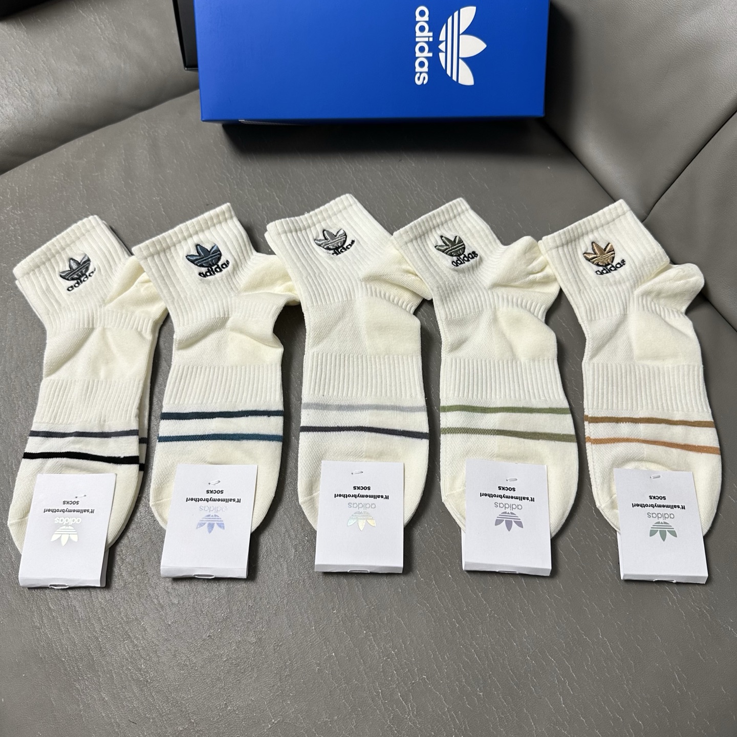 🆕Adidas · 阿迪达斯❗️三叶草新品中筒袜子☘️彩绣经典标志❗️ins今年超火爆元素单品❗️精梳棉