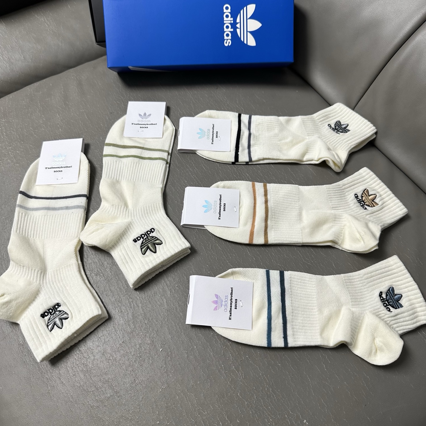 🆕Adidas · 阿迪达斯❗️三叶草新品中筒袜子☘️彩绣经典标志❗️ins今年超火爆元素单品❗️精梳棉
