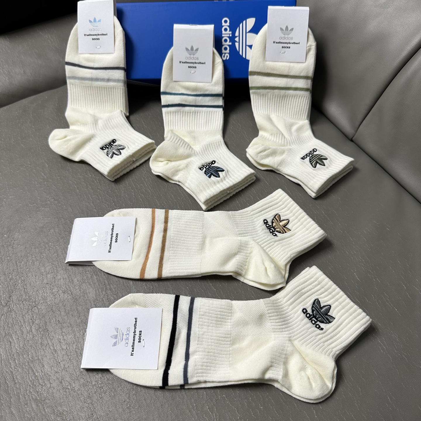 🆕Adidas · 阿迪达斯❗️三叶草新品中筒袜子☘️彩绣经典标志❗️ins今年超火爆元素单品❗️精梳棉