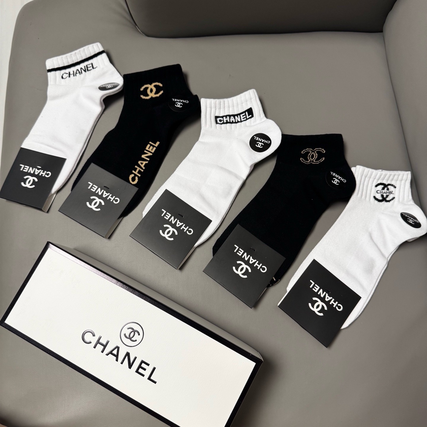 🆕CHANEL · 香奈儿❗️CH新品女款袜子❗️【一盒五双】纯棉材质，提花经典双C标识，炒鸡nice，