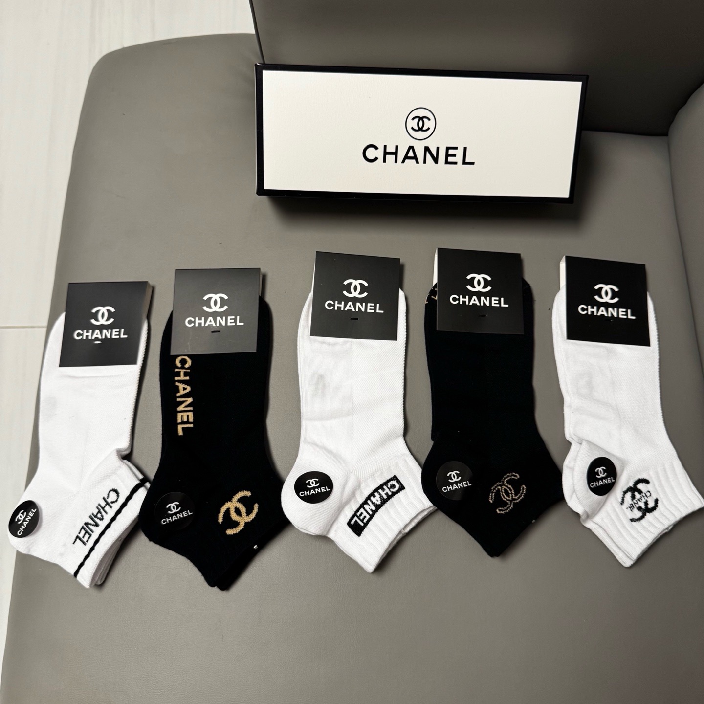 🆕CHANEL · 香奈儿❗️CH新品女款袜子❗️【一盒五双】纯棉材质，提花经典双C标识，炒鸡nice，