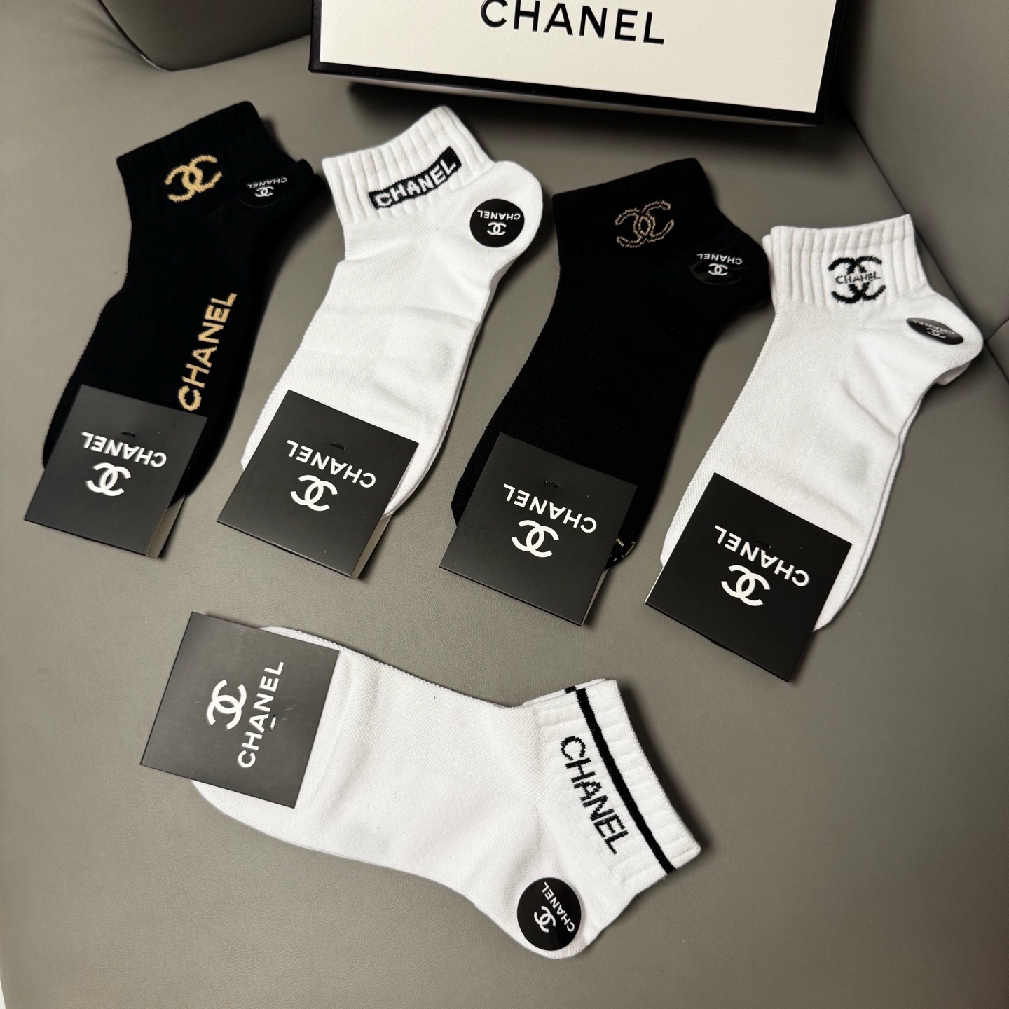 🆕CHANEL · 香奈儿❗️CH新品女款袜子❗️【一盒五双】纯棉材质，提花经典双C标识，炒鸡nice，