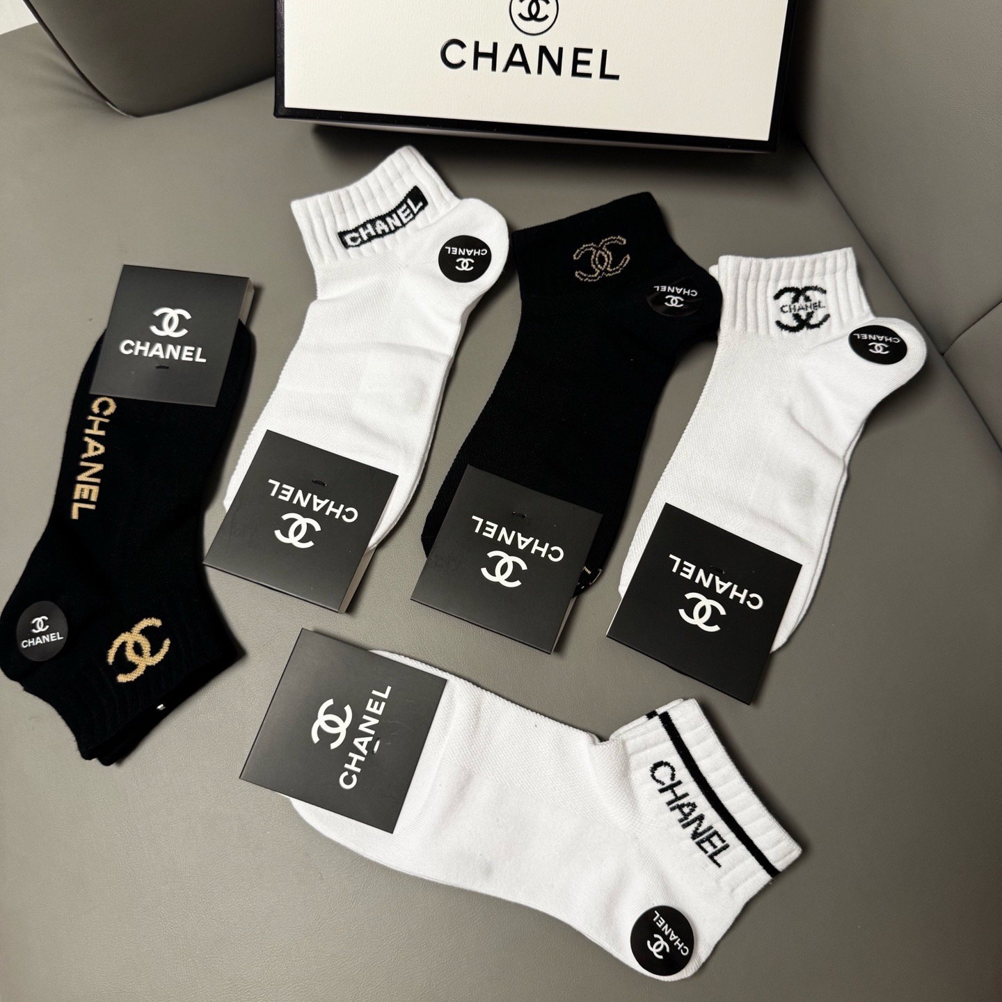 🆕CHANEL · 香奈儿❗️CH新品女款袜子❗️【一盒五双】纯棉材质，提花经典双C标识，炒鸡nice，