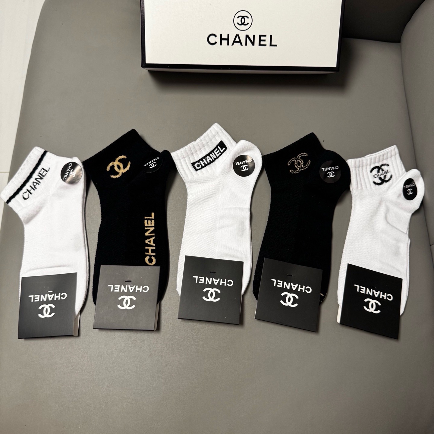 🆕CHANEL · 香奈儿❗️CH新品女款袜子❗️【一盒五双】纯棉材质，提花经典双C标识，炒鸡nice，