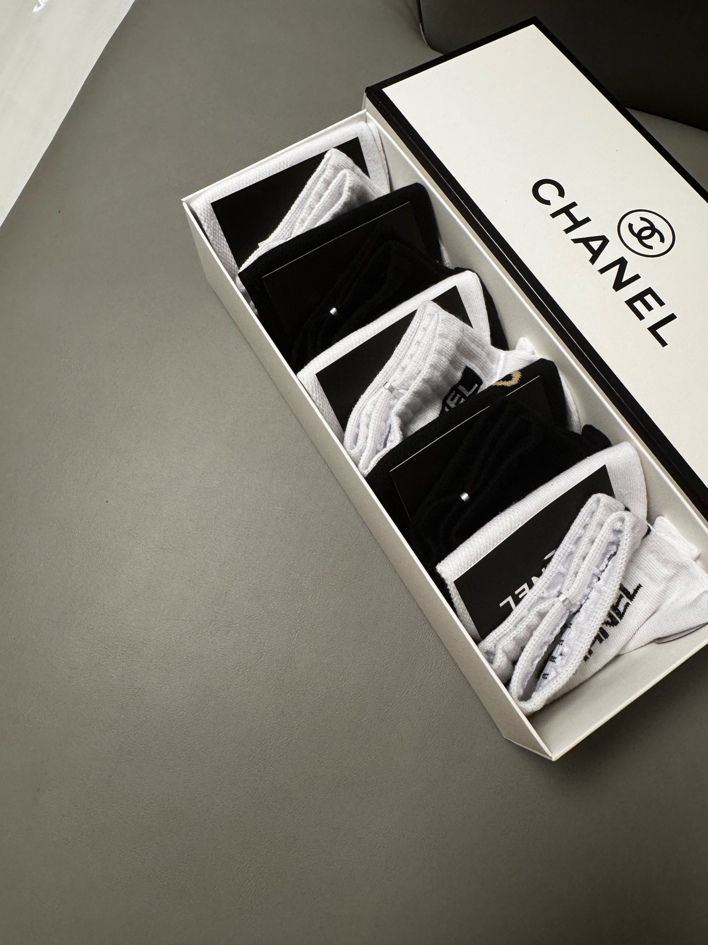 🆕CHANEL · 香奈儿❗️CH新品女款袜子❗️【一盒五双】纯棉材质，提花经典双C标识，炒鸡nice，
