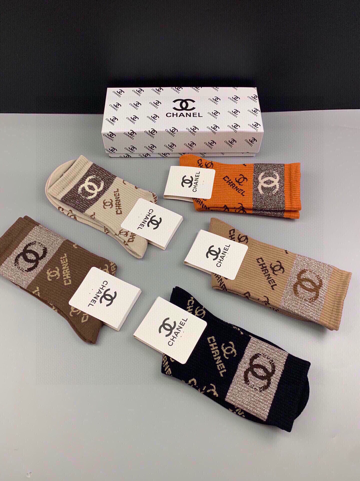 🆕CHANEL · 香奈儿❗️香奶奶家新品女款中筒袜子❗️【一盒五双】纯棉材质，柔软舒适透气，罗口提花经
