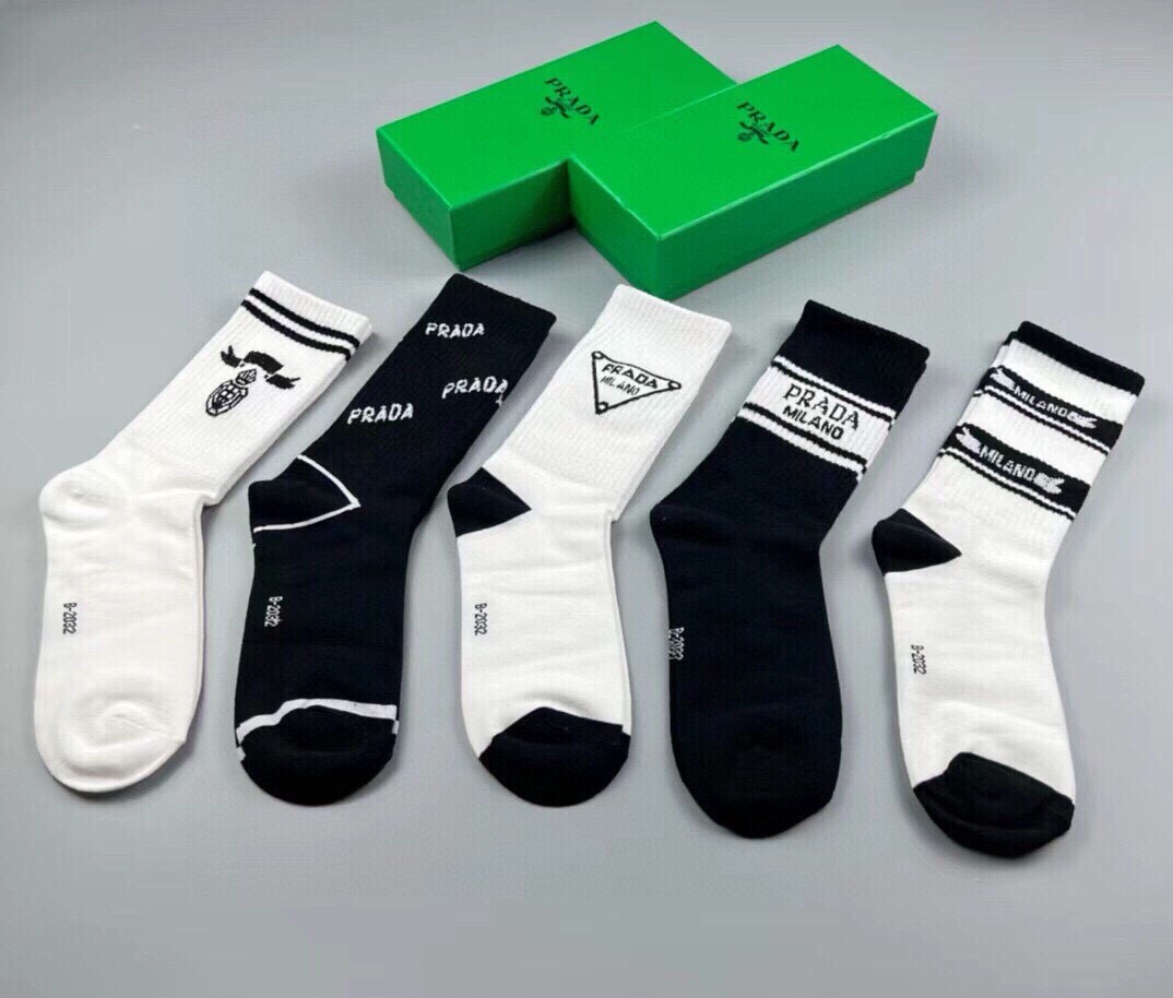 🆕PRADA · 普拉达新品中筒袜子❗️【一盒五双】纯棉材质织造，提花经典标志，柔软舒适，大牌出街，潮人