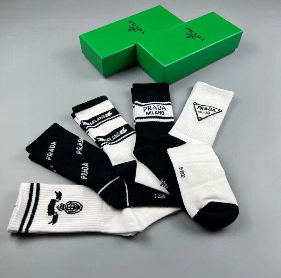 🆕PRADA · 普拉达新品中筒袜子❗️【一盒五双】纯棉材质织造，提花经典标志，柔软舒适，大牌出街，潮人