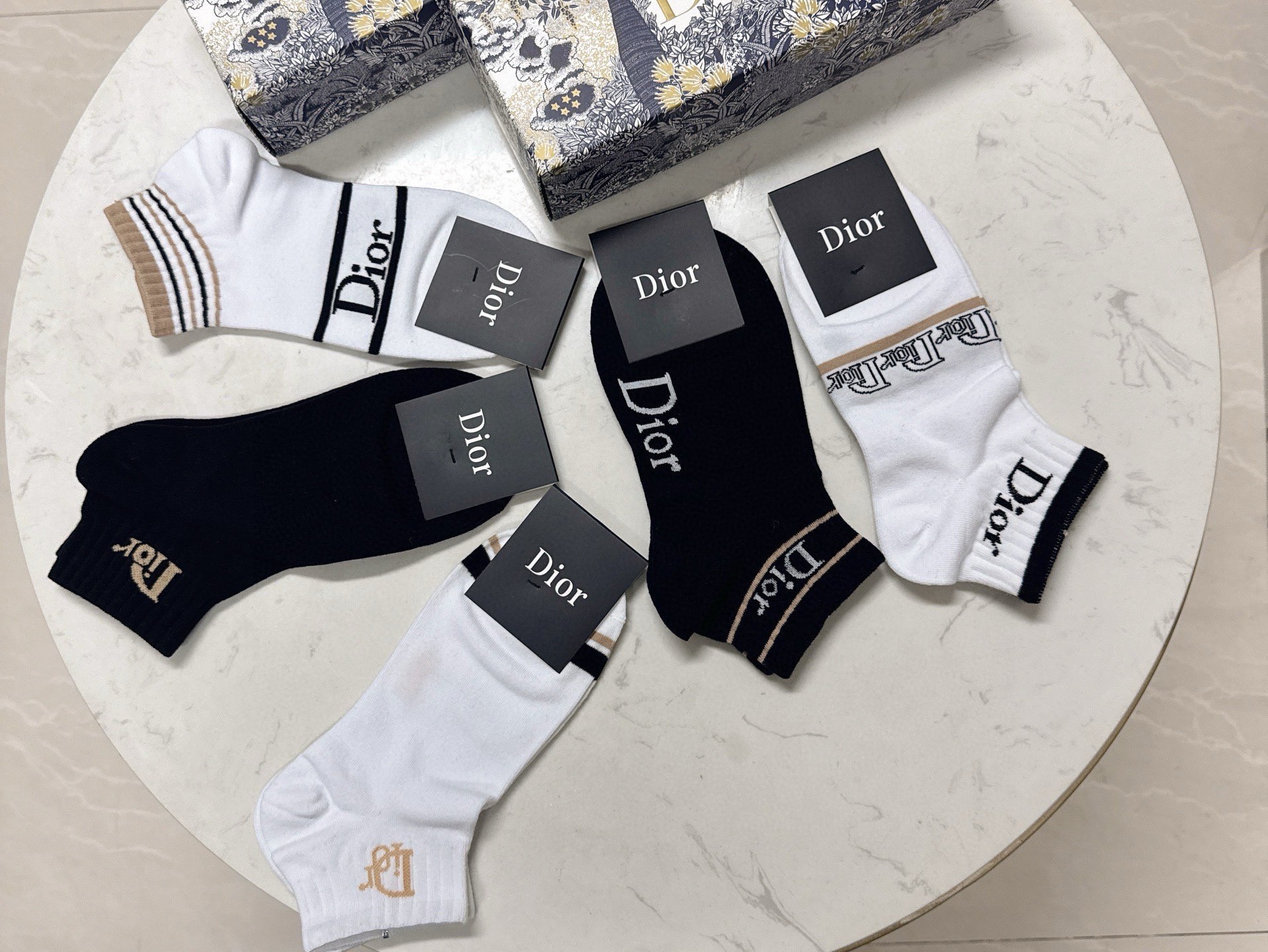 🆕Dior · 迪奥❗️D家新品船袜❗️【一盒五双】提花品牌logo，简单大气，实物超漂亮，经超火爆小单