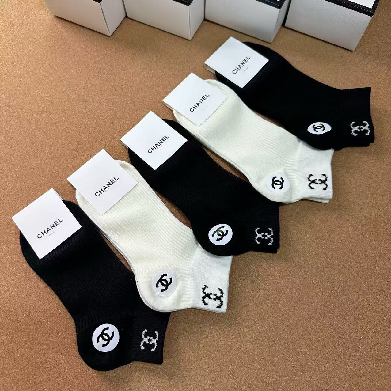 🆕CHANEL · 香奈儿❗️CH新品女款袜子❗️【一盒五双】纯棉材质，提花经典双C标识，炒鸡nice，