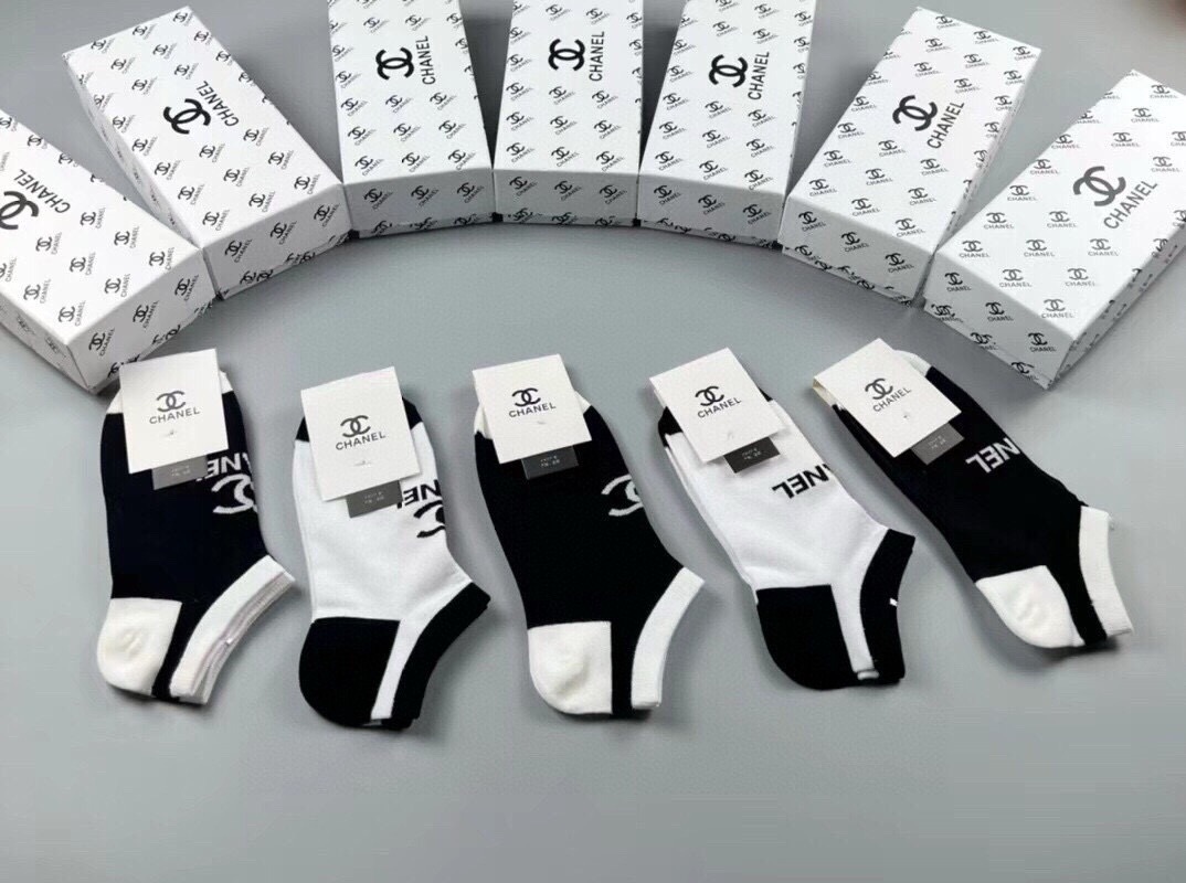 🆕CHANEL · 香奈儿❗️香奶奶家新品女款袜子❗️【一盒五双】纯棉材质，柔软舒适透气，提花经典品牌全
