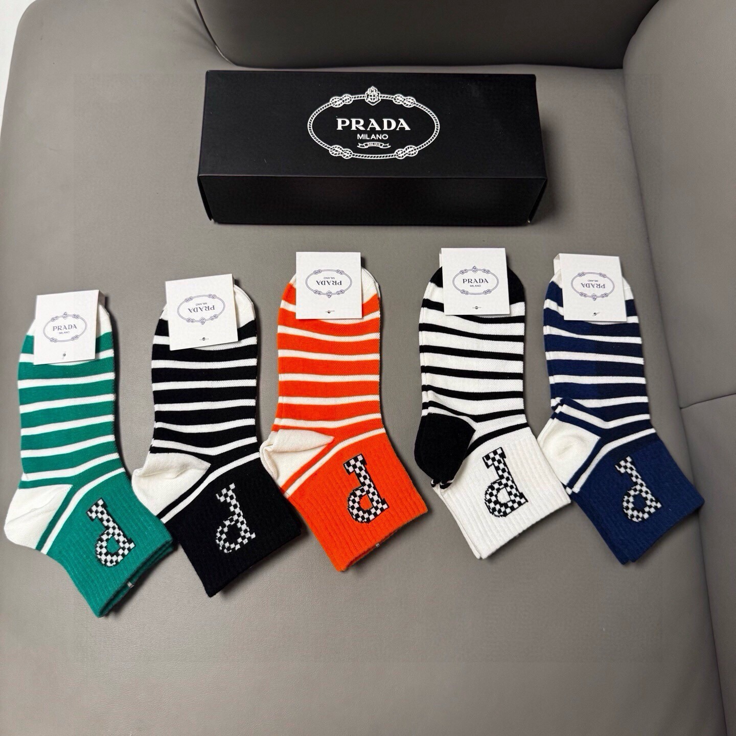 🆕PRADA · 普拉达新品中筒袜子❗️【一盒五双】纯棉材质织造，提花经典标志，柔软舒适，大牌出街，潮人
