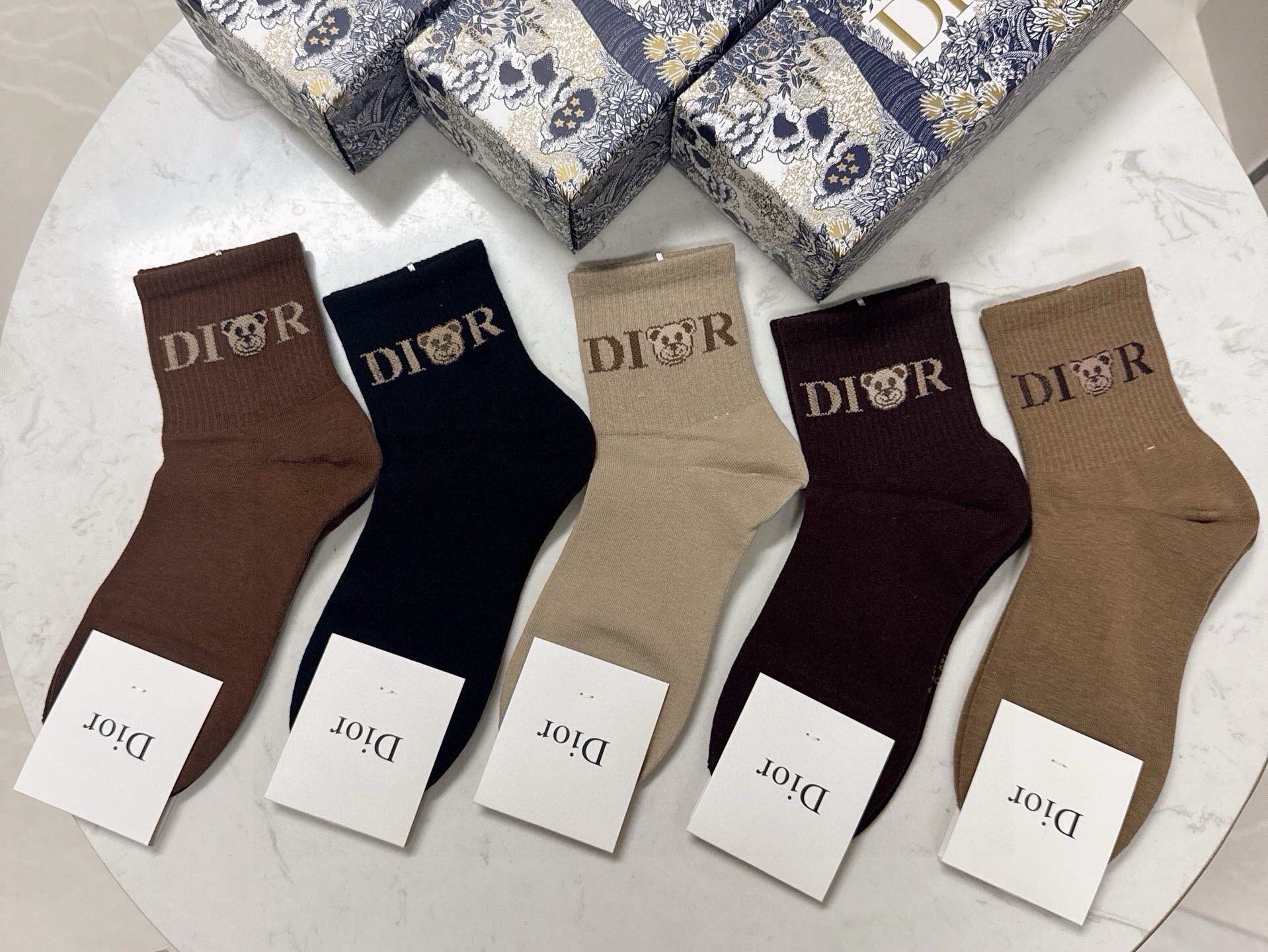 🆕Dior · 迪奥❗️D家新品中筒袜子❗️【一盒五双】纯棉材质，上脚柔软舒适，经典的D家字母logo，