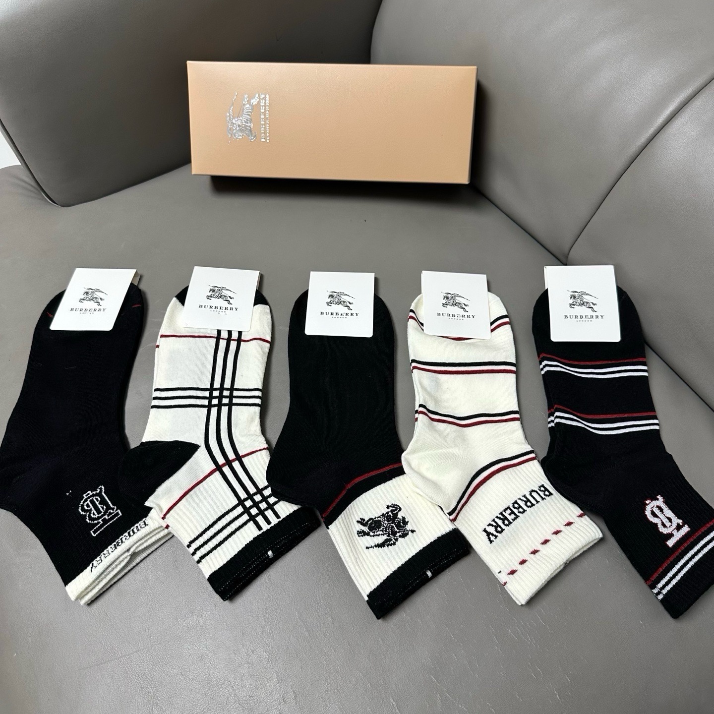 🆕Burberry · 巴宝莉❗️B家新品男款袜子❗️【一盒五双】纯棉材质织造，柔软舒适，提花经典品牌全