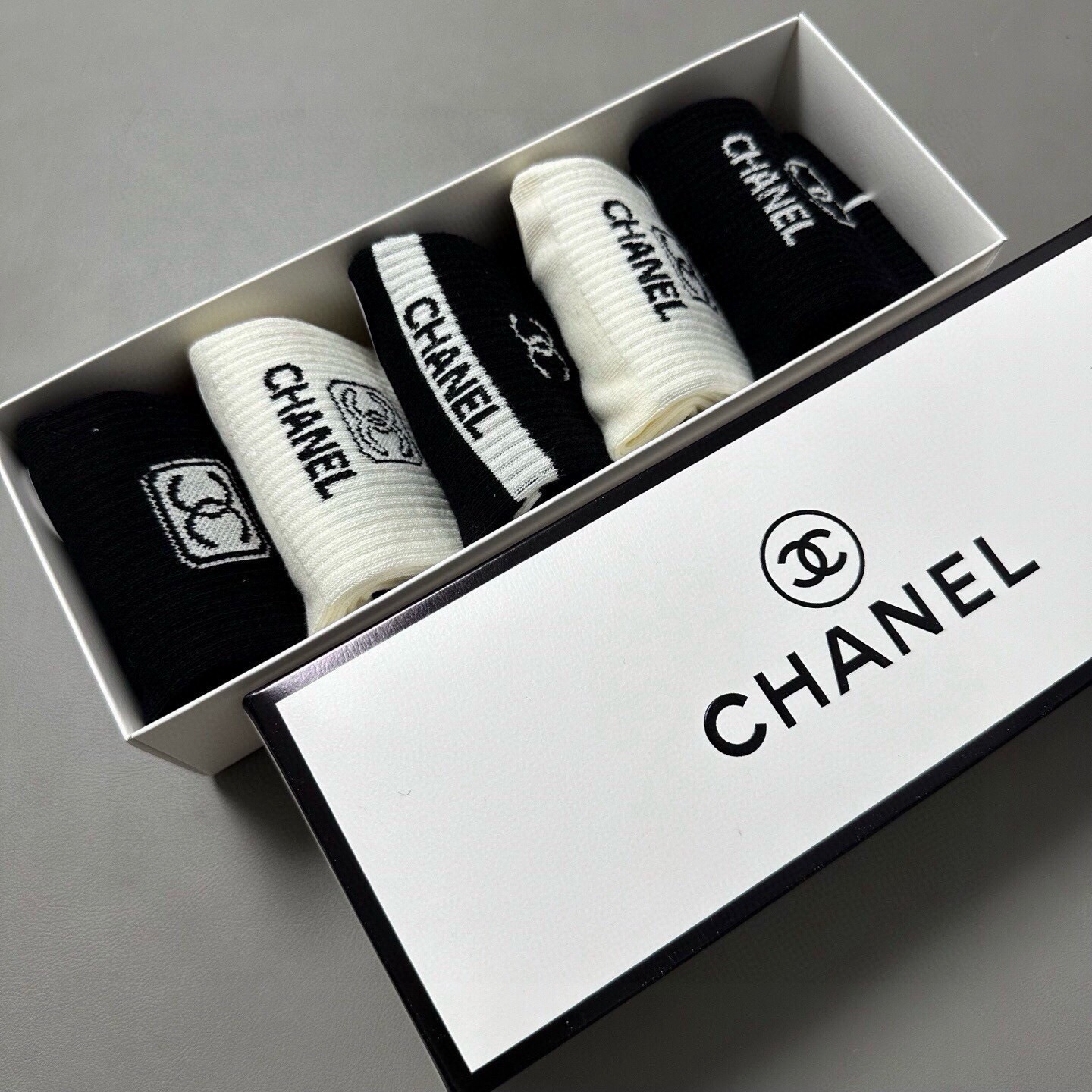 🆕Chanel · 香奈儿❗️香奶奶家新品女款中筒袜子❗️【一盒五双】纯棉材质，柔软舒适透气，提花经典标