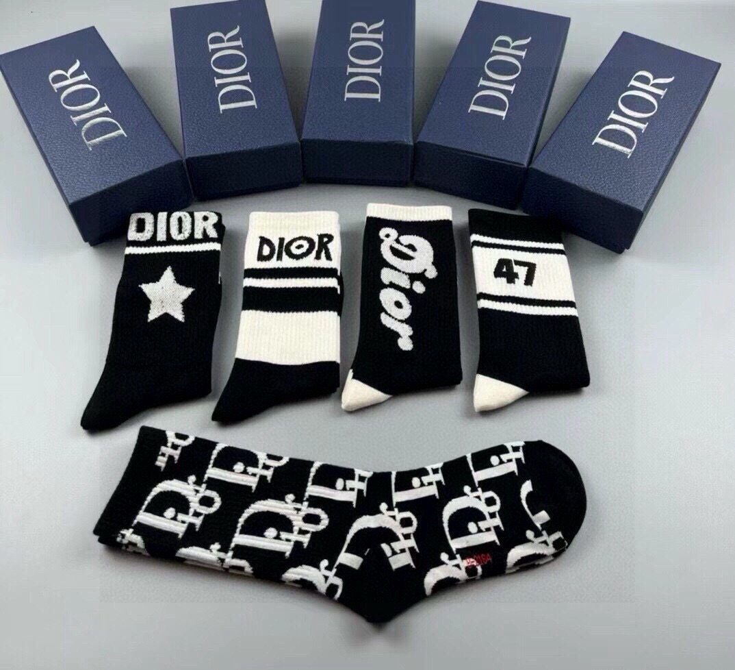 🆕Dior · 迪奥❗️D家新品女款中筒袜子❗️【一盒五双】纯棉材质，上脚柔软舒适，满满的老花经典log