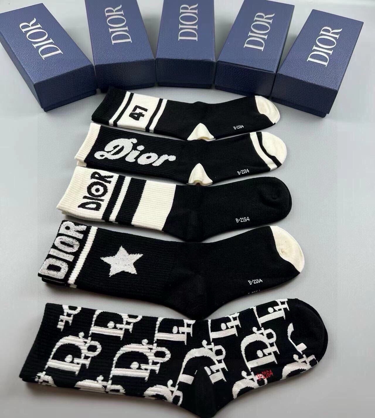🆕Dior · 迪奥❗️D家新品女款中筒袜子❗️【一盒五双】纯棉材质，上脚柔软舒适，满满的老花经典log