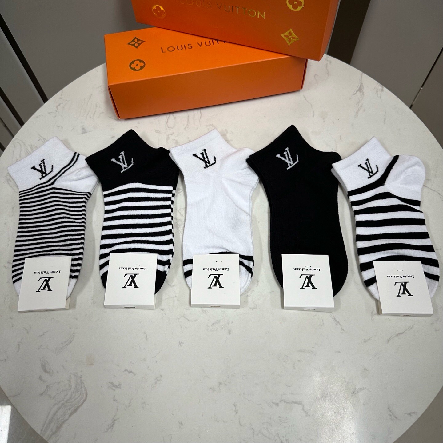 🆕 Louis Vuitton · 路易威登❗️驴家新品女款袜子❗️【一盒五双】纯棉材质，柔软舒适，提花