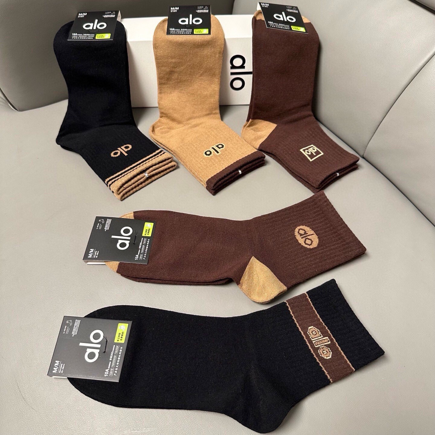 🆕 · alo ·❗️alo新品男款中筒袜子❗️【一盒五双】提花经典字母标志，纯棉材质制造，透气舒适，超