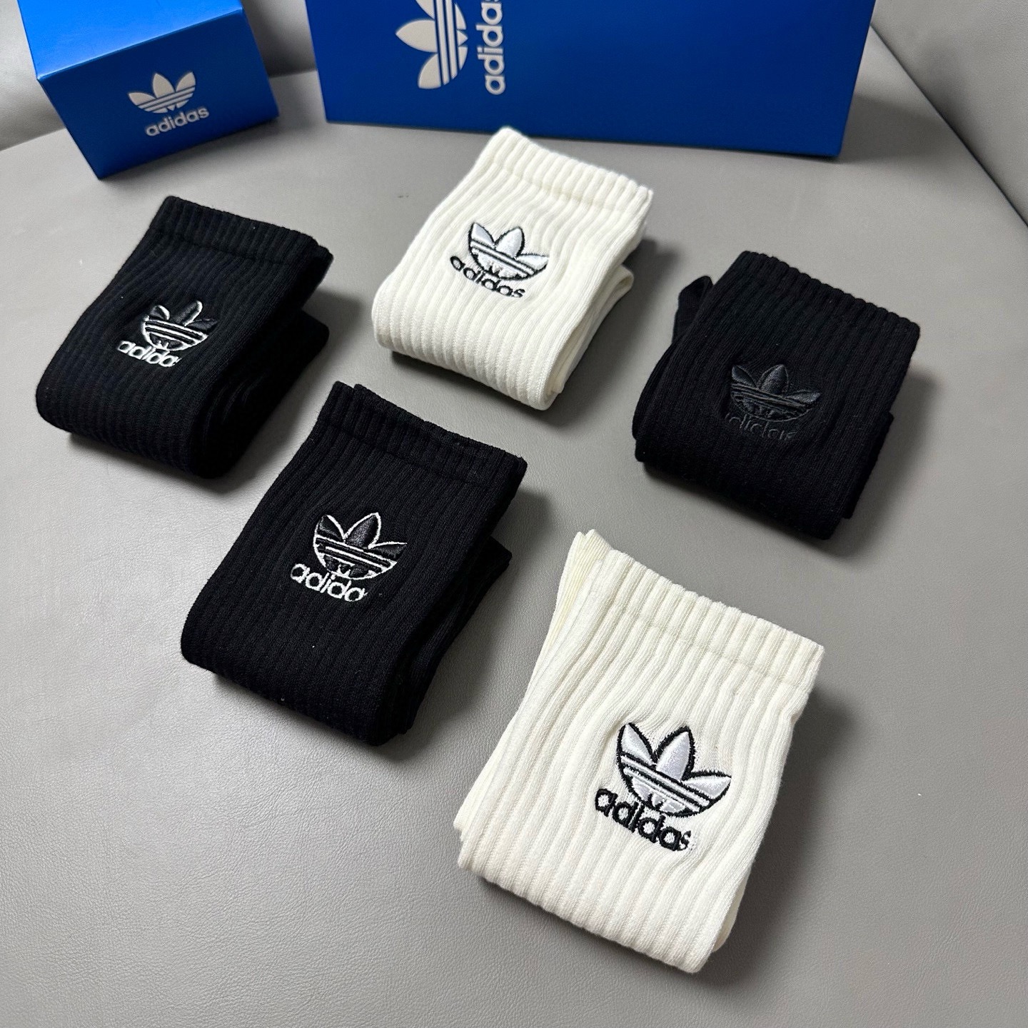 🆕Adidas · 阿迪达斯❗️新品女款长筒袜子，火爆全网的三叶草❗️☘万针刺绣️logo超级nice❗