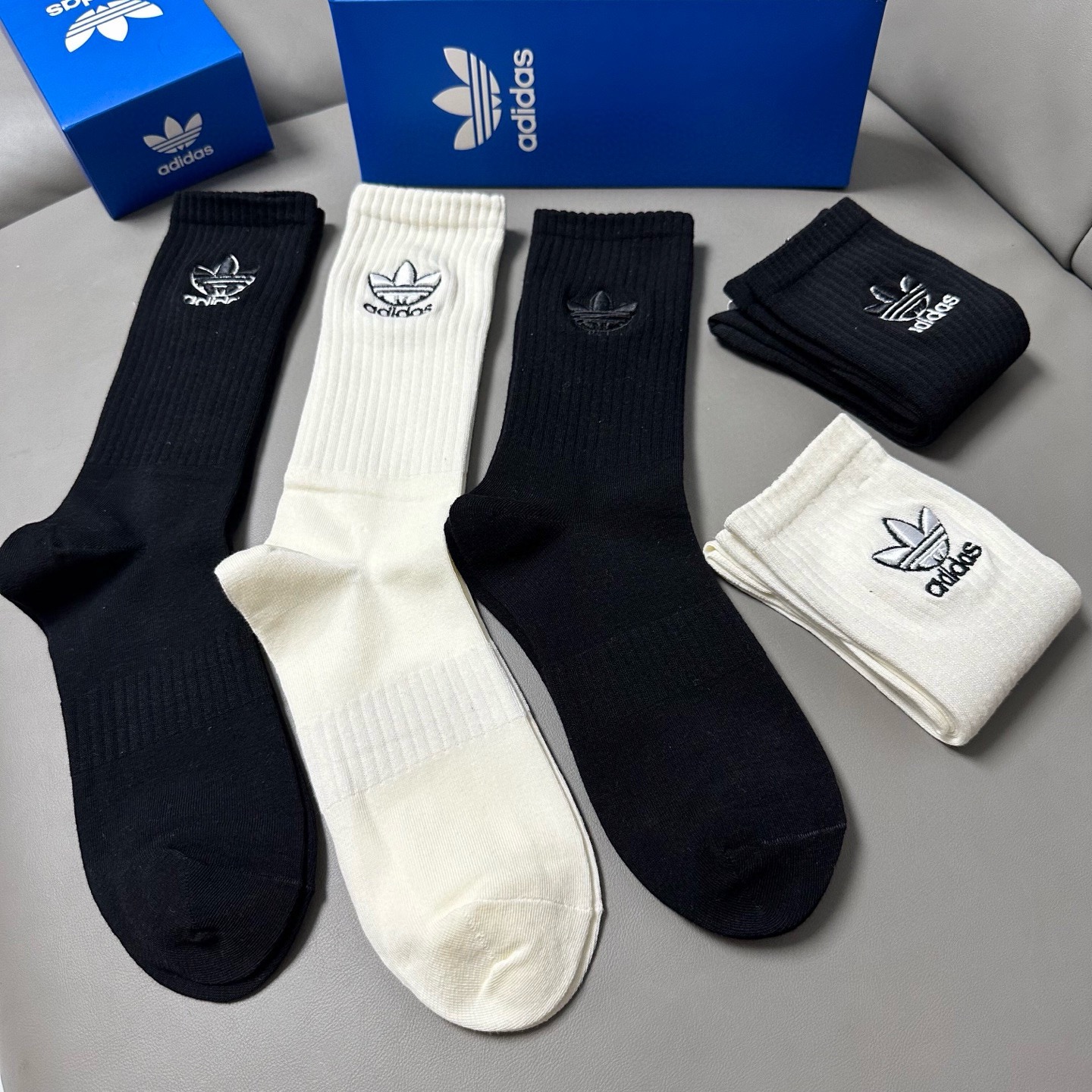 🆕Adidas · 阿迪达斯❗️新品女款长筒袜子，火爆全网的三叶草❗️☘万针刺绣️logo超级nice❗