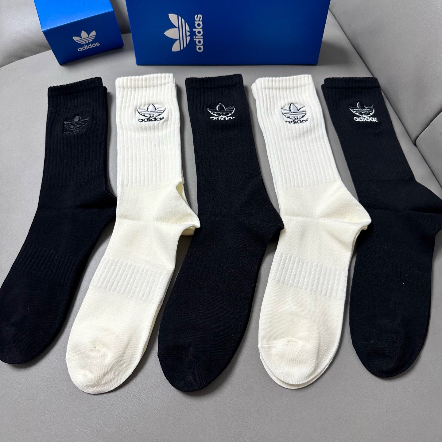🆕Adidas · 阿迪达斯❗️新品女款长筒袜子，火爆全网的三叶草❗️☘万针刺绣️logo超级nice❗