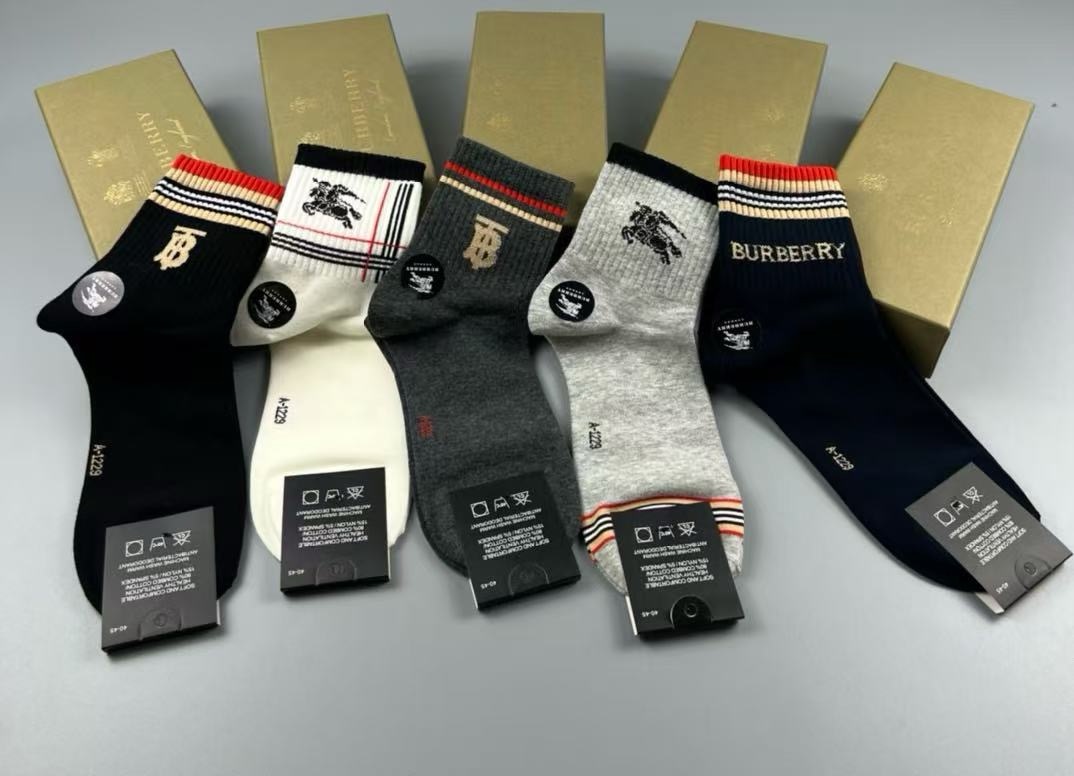 🆕Burberry · 巴宝莉❗️B家新品男款袜子❗️【一盒五双】纯棉材质织造，柔软舒适，提花经典品牌全