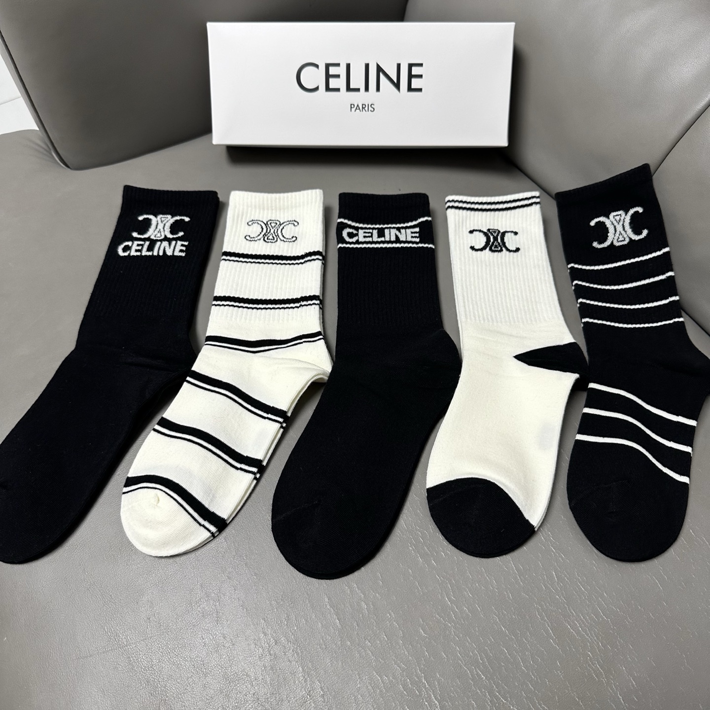 🆕Celine · 赛琳❗️CE家新品女款长筒袜子❗️【一盒五双】纯棉材质，柔软舒适透气，提花经典CE标