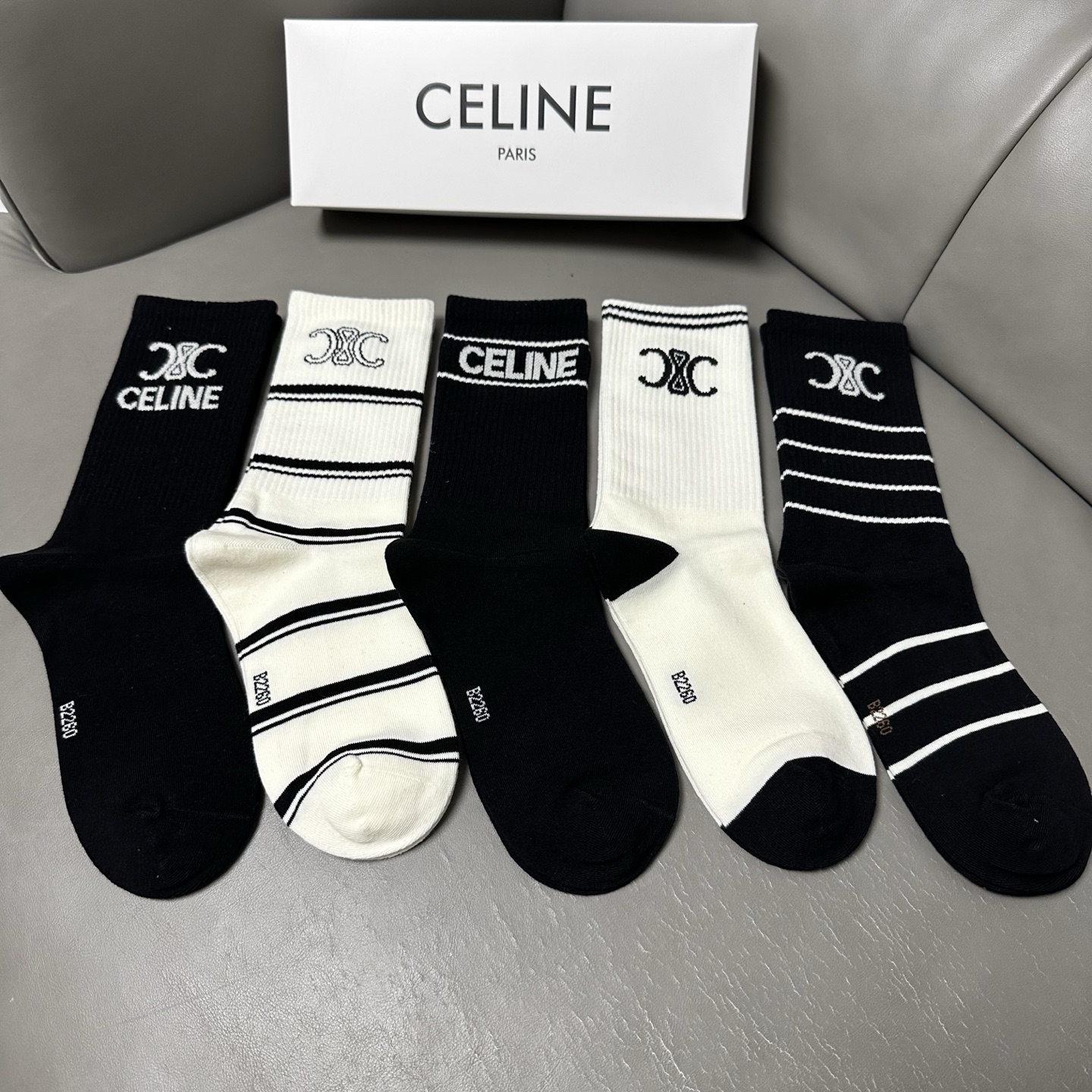 🆕Celine · 赛琳❗️CE家新品女款长筒袜子❗️【一盒五双】纯棉材质，柔软舒适透气，提花经典CE标
