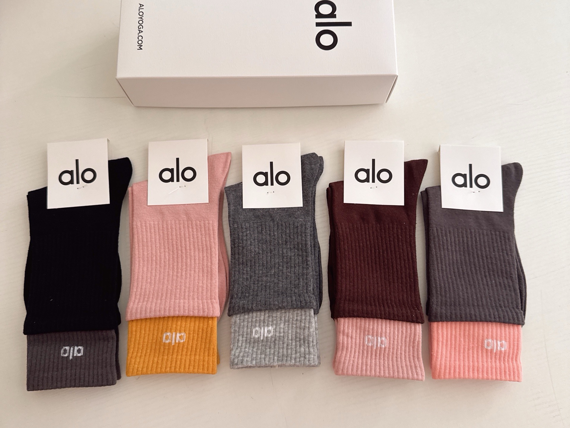 🆕 · alo ·❗️alo新品女款长筒袜子❗️【一盒五双】提花经典字母标志，纯棉材质制造，透气舒适，超