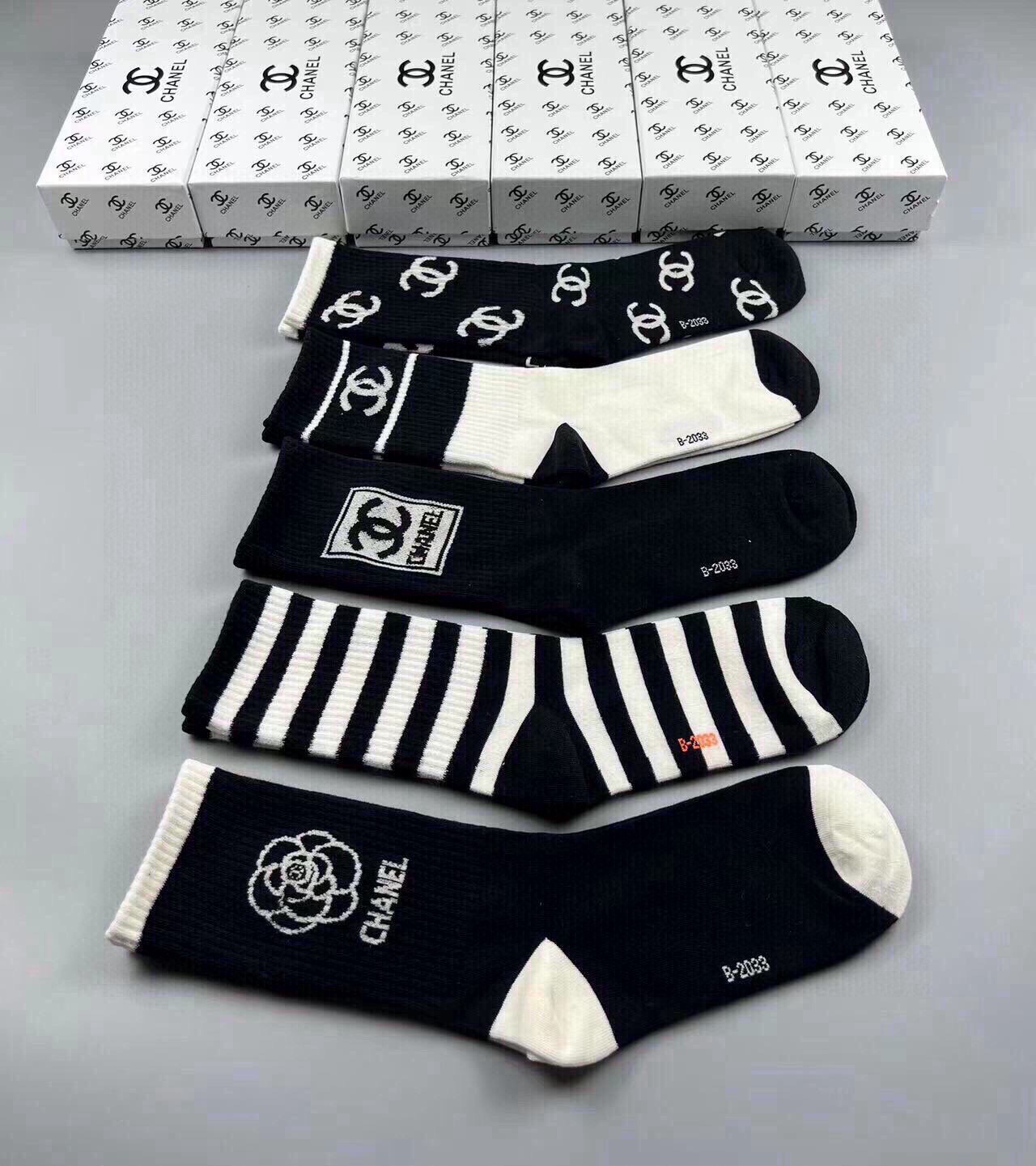 🆕CHANEL · 香奈儿❗️香奶奶家新品女款袜子❗️【一盒五双】纯棉材质，柔软舒适透气，提花经典品牌全