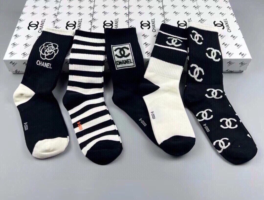 🆕CHANEL · 香奈儿❗️香奶奶家新品女款袜子❗️【一盒五双】纯棉材质，柔软舒适透气，提花经典品牌全