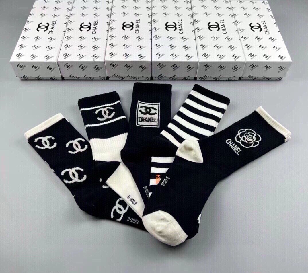 🆕CHANEL · 香奈儿❗️香奶奶家新品女款袜子❗️【一盒五双】纯棉材质，柔软舒适透气，提花经典品牌全