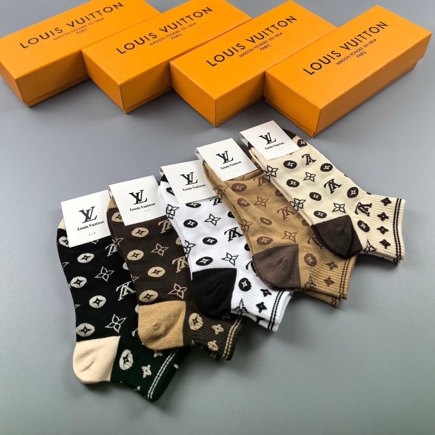 🆕 Louis Vuitton · 路易威登❗️驴家经典女款袜子❗️【一盒五双】纯棉材质，柔软舒适，提花