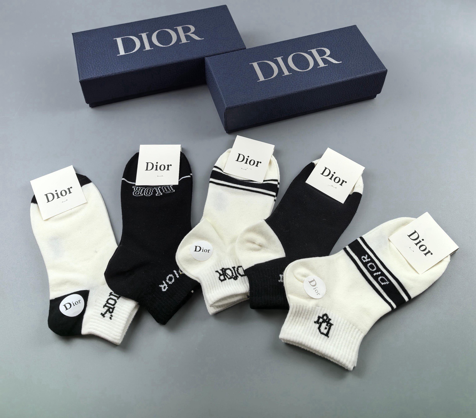 🆕Dior · 迪奥❗️D家新品女款短款袜子❗️【一盒五双】纯棉材质，上脚柔软舒适，经典的D家字母log