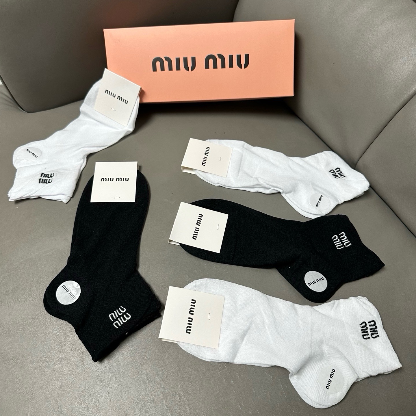 🆕 · Miumiu · ❗️缪缪新品女款袜子❗️【一盒五双】轻薄款，经典miumiu字母刺绣，透气柔软