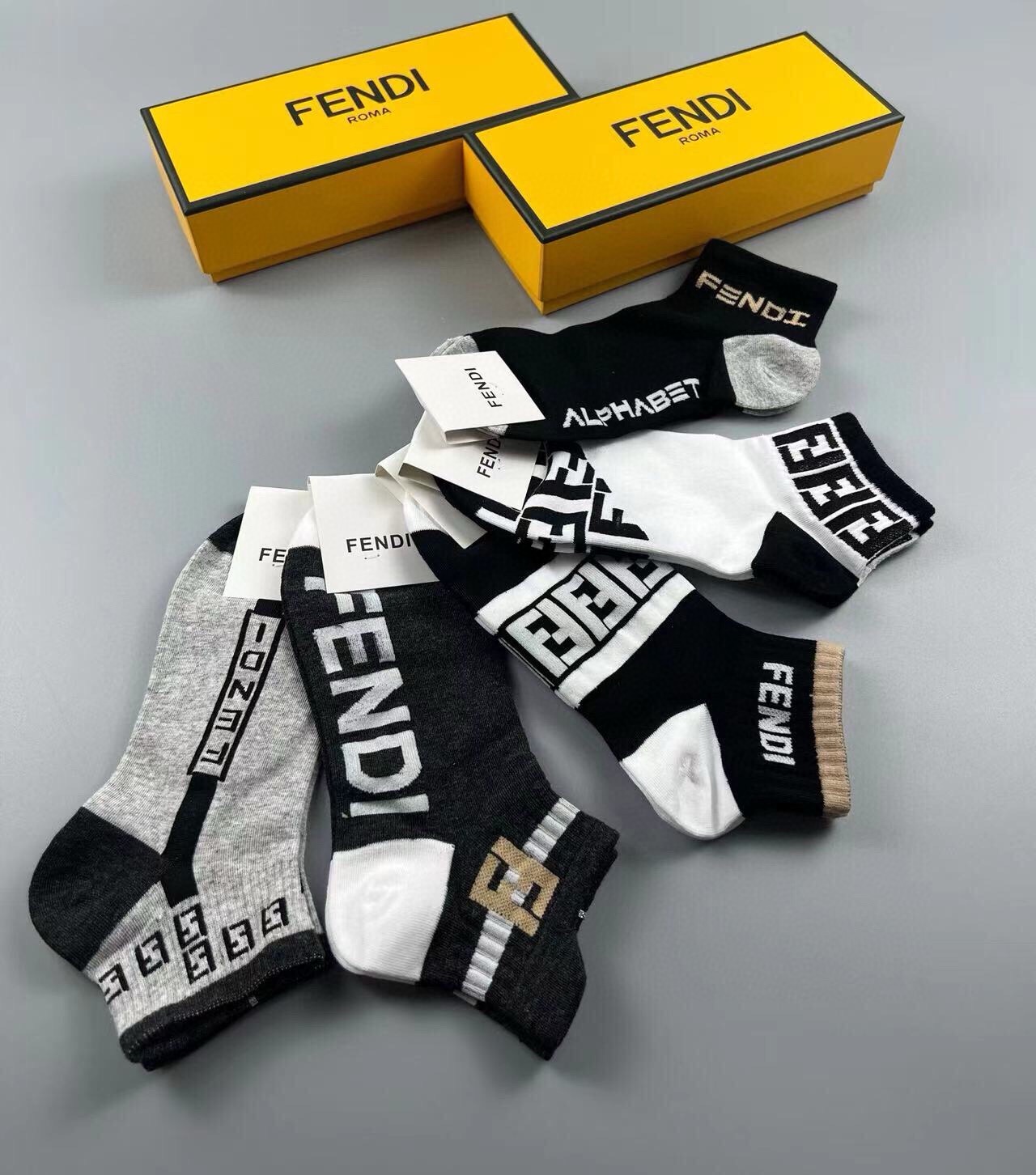 🆕FENDI · 芬迪❗️大F新品男款袜子❗️【一盒五双】提花经典的双F标志，纯棉材质制造，透气舒适，超