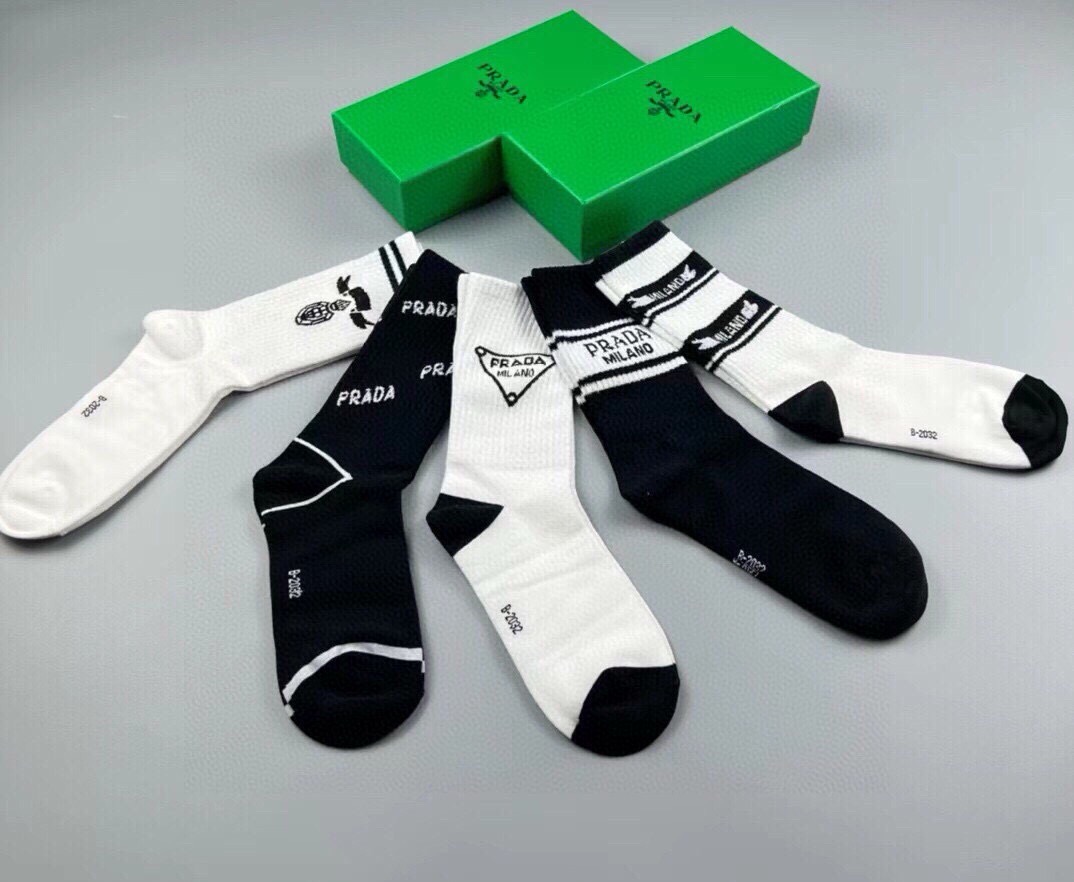 🆕PRADA · 普拉达新品中筒袜子❗️【一盒五双】纯棉材质织造，提花经典标志，柔软舒适，大牌出街，潮人