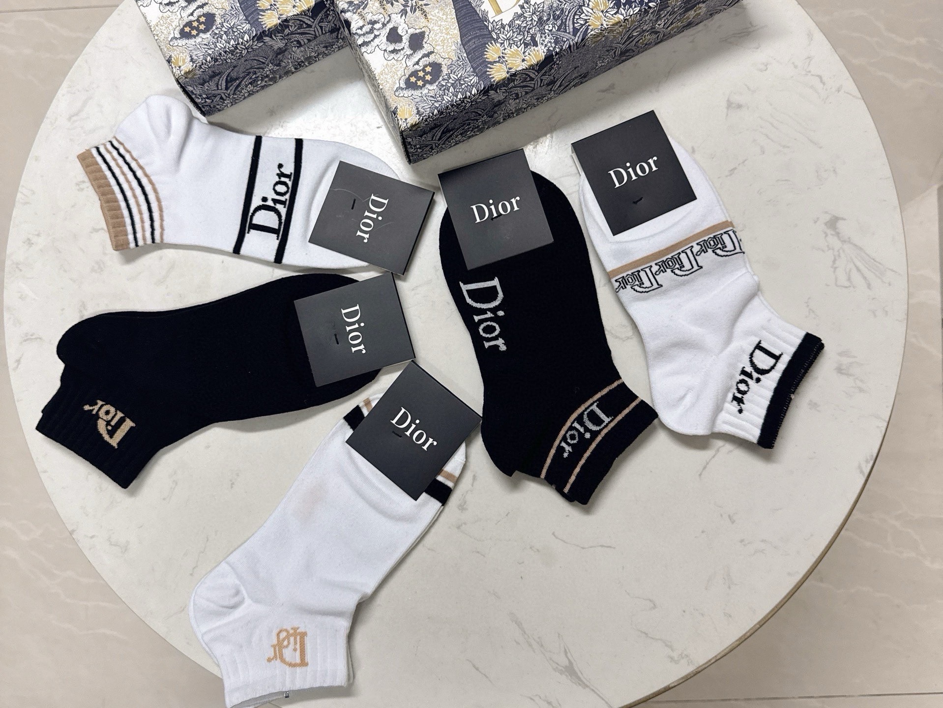 🆕Dior · 迪奥❗️D家新品船袜❗️【一盒五双】提花品牌logo，简单大气，实物超漂亮，经超火爆小单